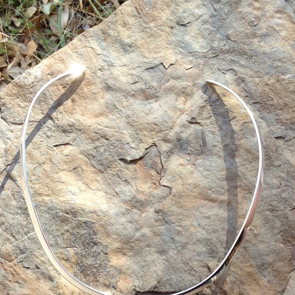 Sipada Sterling Silver Collar Necklace.