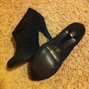 NEW * Black booties! No flaws!