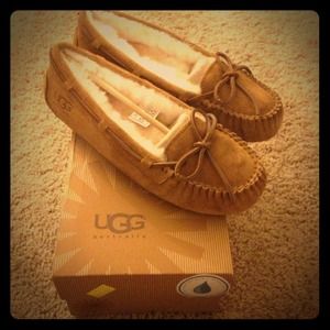 💥on hold💥Brand new still in box UGG slippers!!