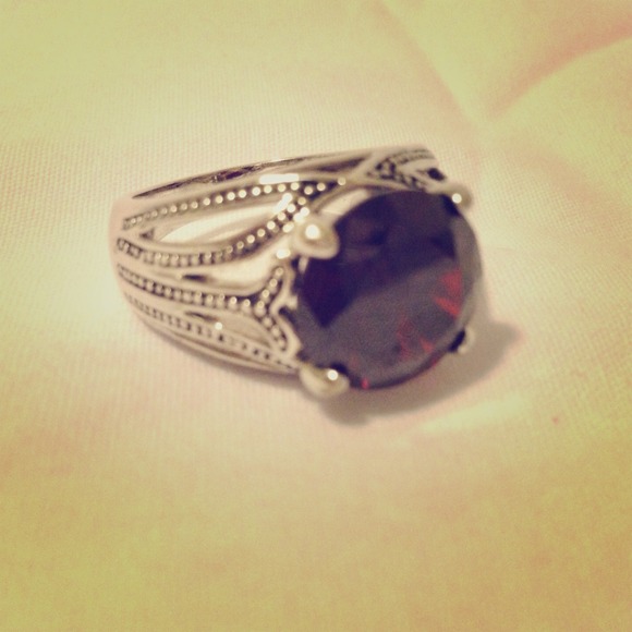 **Sold** 🚫Premier Designs Crimson ring🚫📦