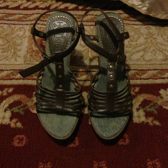 Hot kiss shoes in brown color