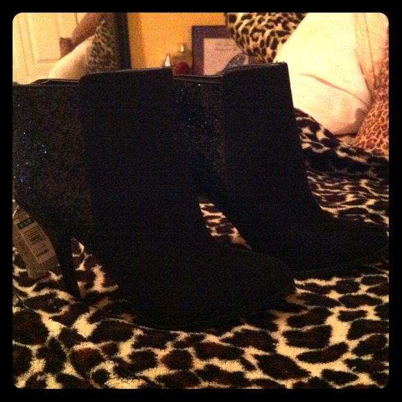 Black heel ankle boot
