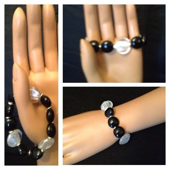 Black and white large beaded stretchy bracelet - Picture 1 of 1