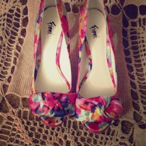 Size 5 flower pattern heels