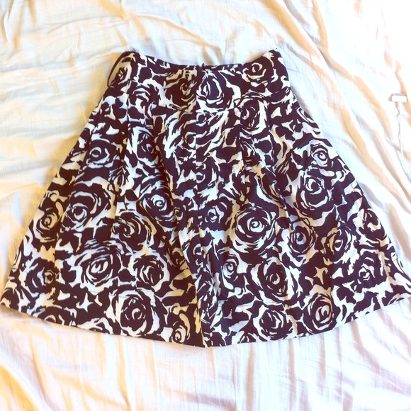 ❗ON HOLD❗floral black and white skirt