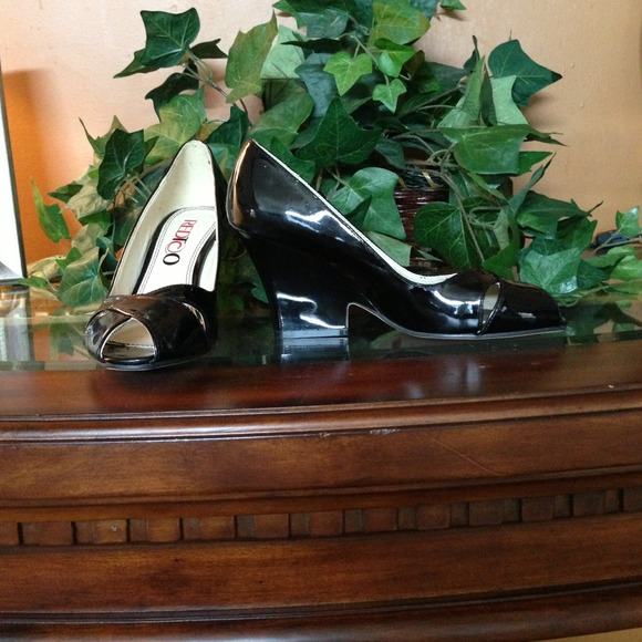 Black peep toe wedge. - Picture 1 of 4