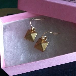 Brushed gold small square earrings