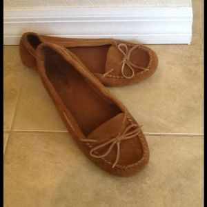 Minnetonka soft side leather upper