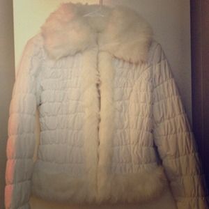 Cute trendy white jacket with faux fur trim ✨