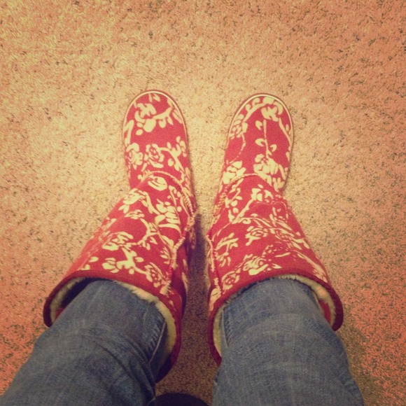 💢Reserved💢Red floral fuzzy boots