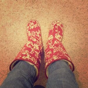 💢Reserved💢Red floral fuzzy boots