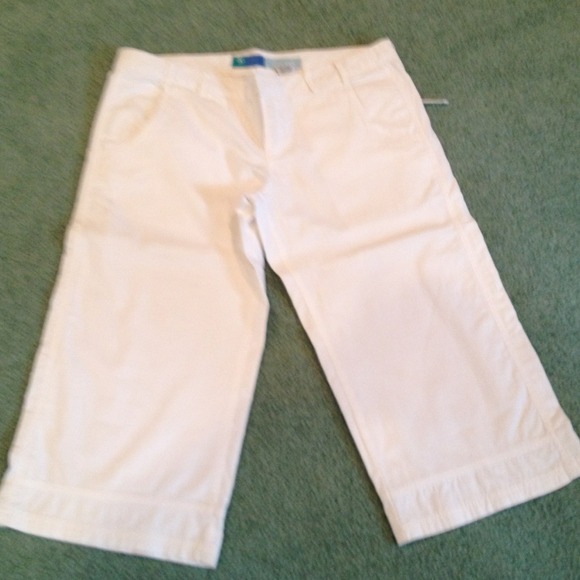 White wide leg Capri pants