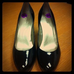 Tahari black pump