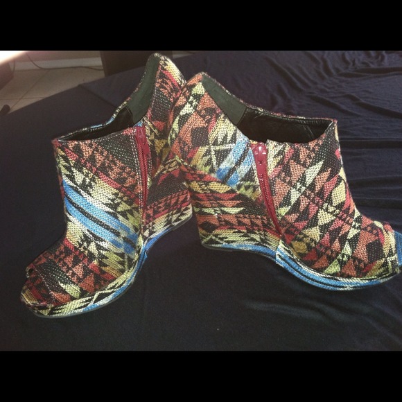 Size 9 Aztec platform Wedges