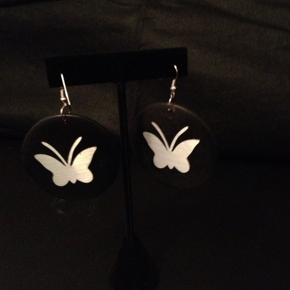 Wood round earrings - Picture 2 of 4