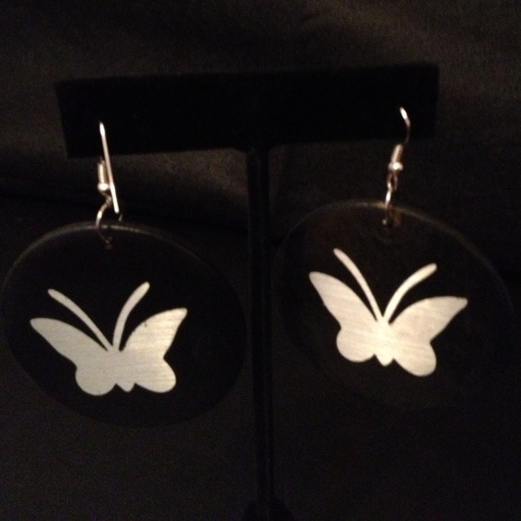 Wood round earrings - Picture 3 of 4