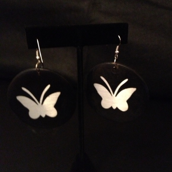 Wood round earrings - Picture 4 of 4