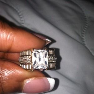 7 carat zirconium diamond ring with  earrings.