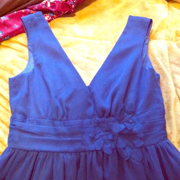 Beautiful v-neck dress with flower detail - Picture 1 of 2