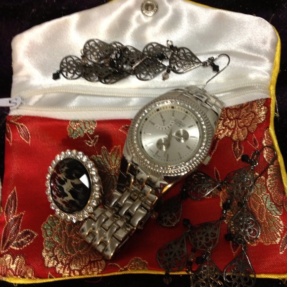 Forever 21 Jewelry - ON THE GO JEWELRY KIT GLAMOUR GIRL