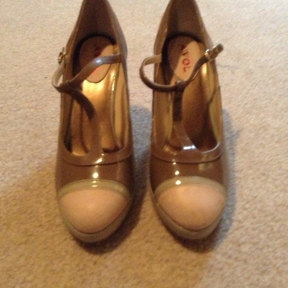 Leather brown and taupe t strap heels