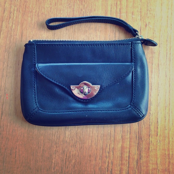 Handbags - 💥RESERVED💥Forth and Towne black wristlet