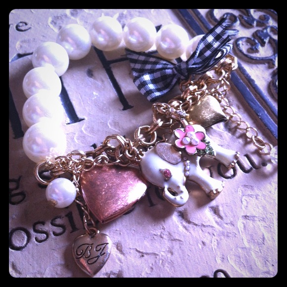 Betsey Johnson Stretch Bracelet