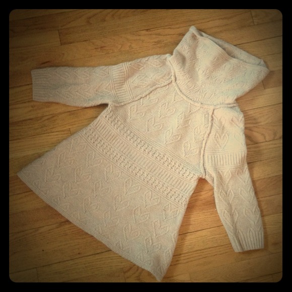 Three quarter sleeve sweater