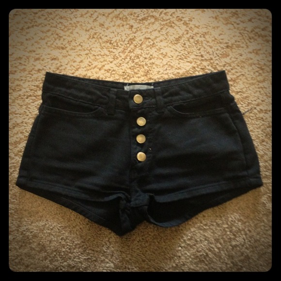 Super cute black shorts!