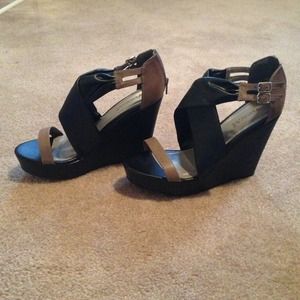 Black and tan mix wedges