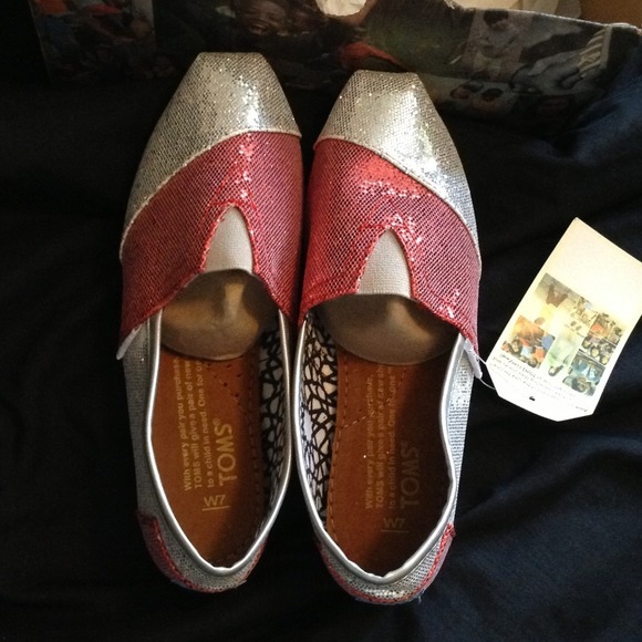 NWT red and silver glitter Toms!! ❤
