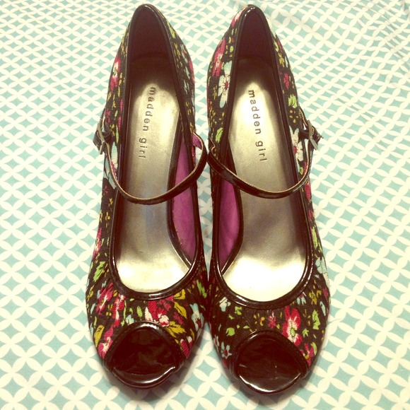 Adorable Madden Girl peek toe heels!