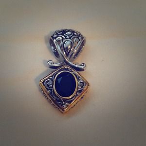 Silver filigree pendant with black stone