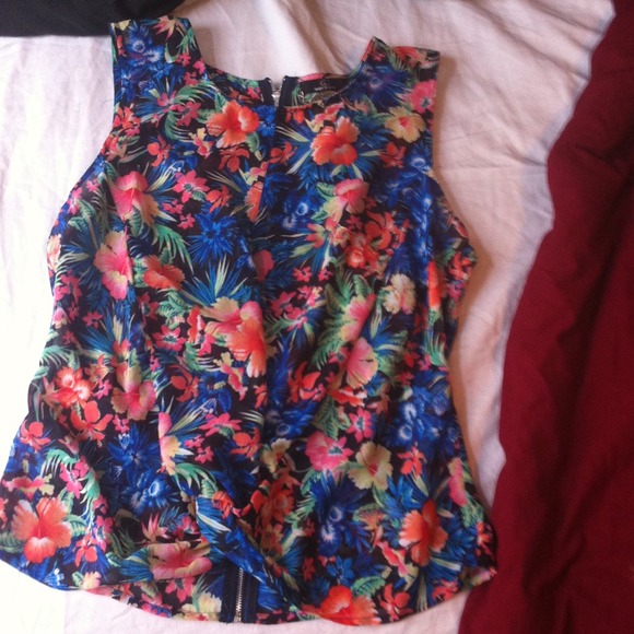 Brand new. No damage. Floral . - Picture 1 of 2