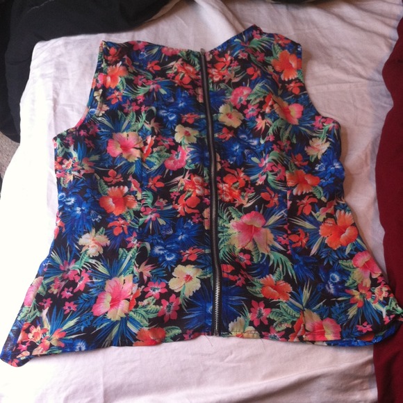 Brand new. No damage. Floral . - Picture 2 of 2