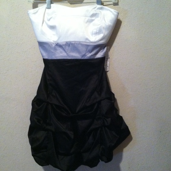 Dress - Picture 1 of 3