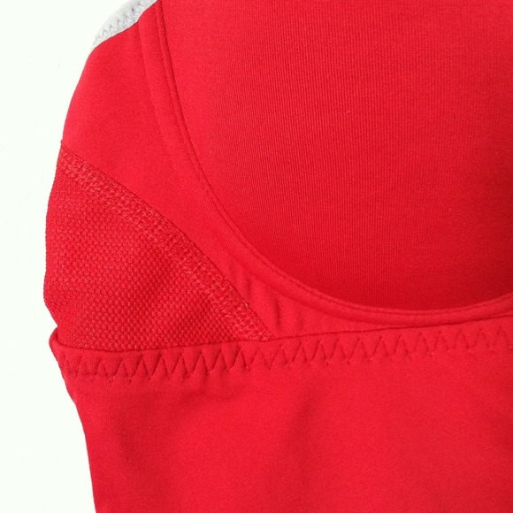 Hold NWOT Reebok padded sports top - Picture 3 of 4