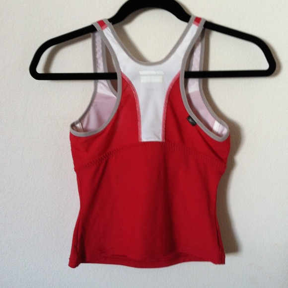 Hold NWOT Reebok padded sports top - Picture 4 of 4