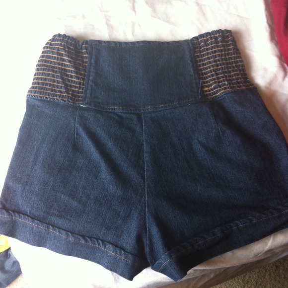 High waisted shorts - Picture 3 of 4