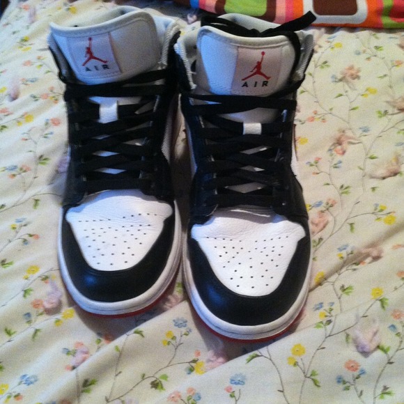 Red and black Nike Jordan's - Picture 2 of 2
