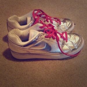 Nike silver tennis shoes