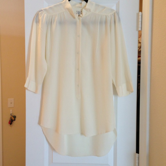 aritzia Tops - ✨Host pick ✨Aritzia✨Wilfred✨cream silk blouse.
