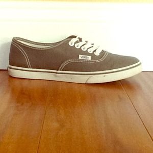 Vans! Women's grey low cut!👍