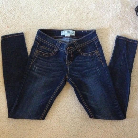 ❌ Sold in bundle Dark wash jeans