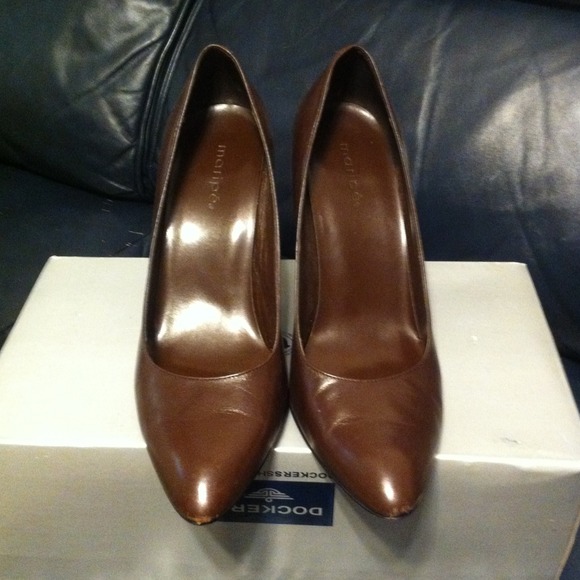 💞REDUCED!! Brown 2 1/2 inch pumps!!