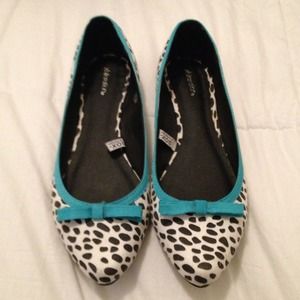 ✋Sold✋Pointed spotted ballet flats