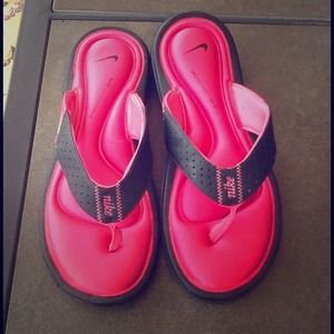 LIKE NEW HOT PINK NIKE MEMORY FOAM FLIP-FLOPS!