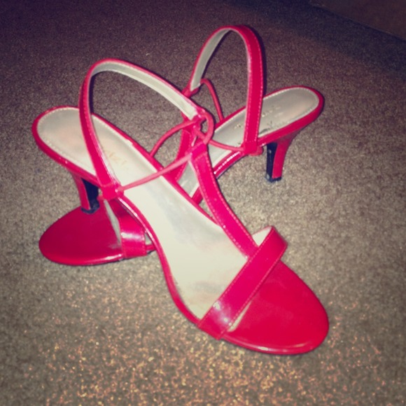 Corbrizi red kitten heels