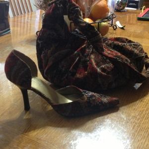 💐Highlights shoes and matching hobo purse.💐