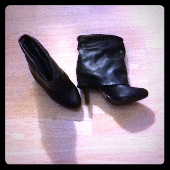 Stunning blk fold over faux leather ankle boots